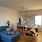 Sunny And Cozy Downtown Apartment