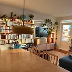 Sunny And Cozy Downtown Apartment
