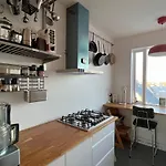 Sunny And Cozy Downtown Apartment